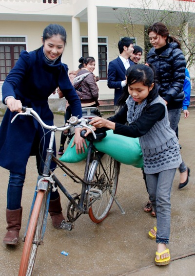 Ngọc Hân, Nguyễn Thị Loan mang gạo đến cho học sinh nghèo - 2