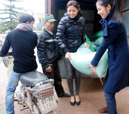 Ngọc Hân, Nguyễn Thị Loan mang gạo đến cho học sinh nghèo - 4