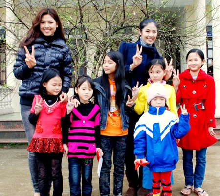 Ngọc Hân, Nguyễn Thị Loan mang gạo đến cho học sinh nghèo - 5