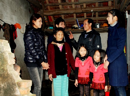 Ngọc Hân, Nguyễn Thị Loan mang gạo đến cho học sinh nghèo - 6