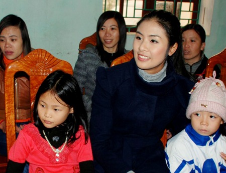 Ngọc Hân, Nguyễn Thị Loan mang gạo đến cho học sinh nghèo - 7