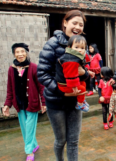 Ngọc Hân, Nguyễn Thị Loan mang gạo đến cho học sinh nghèo - 8