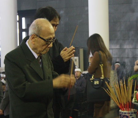 Đông đảo nghệ sĩ tiễn đưa NSND Trọng Khôi về nơi an nghỉ