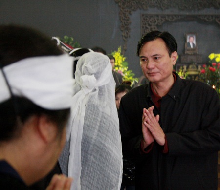 Đông đảo nghệ sĩ tiễn đưa NSND Trọng Khôi về nơi an nghỉ