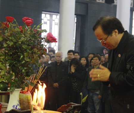 Đông đảo nghệ sĩ tiễn đưa NSND Trọng Khôi về nơi an nghỉ