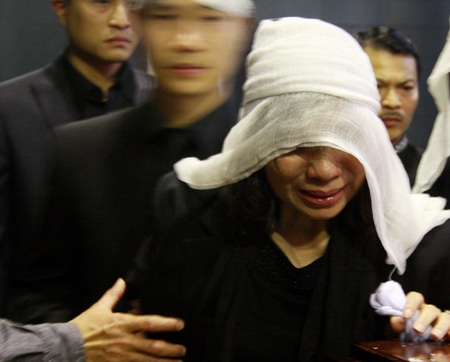 Đông đảo nghệ sĩ tiễn đưa NSND Trọng Khôi về nơi an nghỉ