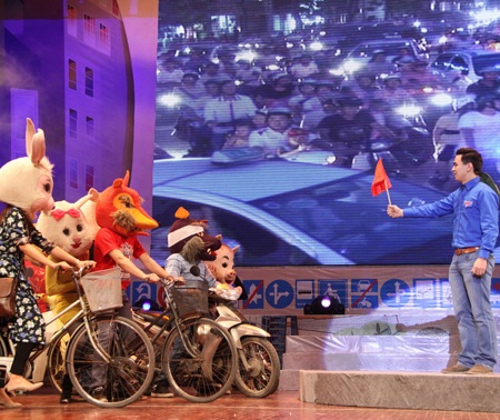 Hài kịch đả kích mạnh mẽ những vấn đề của giao thông - 2 Hài kịch đả kích mạnh mẽ những vấn đề của giao thông