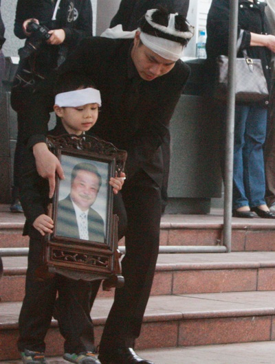 Đông đảo nghệ sĩ tiễn đưa NSND Trọng Khôi về nơi an nghỉ