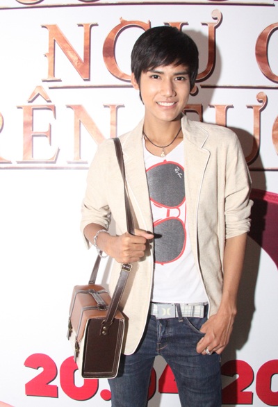 Phương Thanh tình tứ với bạn nhảy ở rạp chiếu phim