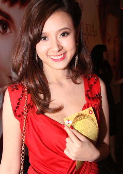 Phương Thanh tình tứ với bạn nhảy ở rạp chiếu phim