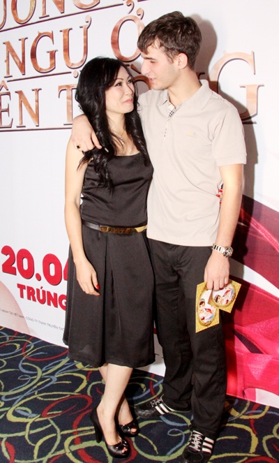 Phương Thanh tình tứ với bạn nhảy ở rạp chiếu phim