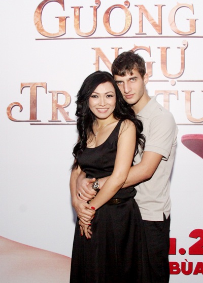 Phương Thanh tình tứ với bạn nhảy ở rạp chiếu phim