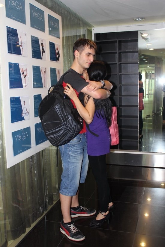 Phương Thanh tình tứ với bạn nhảy ở rạp chiếu phim