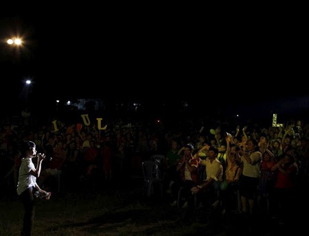 Uyên Linh giản dị với sinh viên