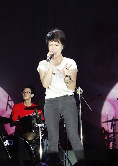 Uyên Linh giản dị với sinh viên