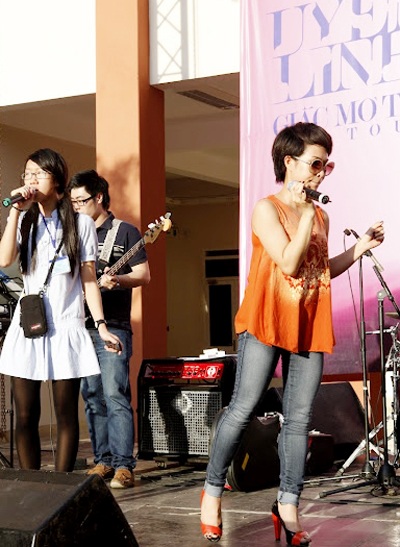 Uyên Linh giản dị với sinh viên