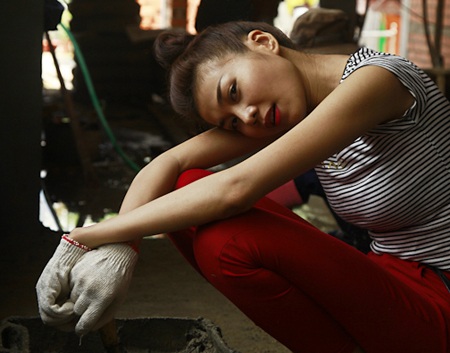 Thanh Hằng: Khi siêu mẫu làm… thợ xây - 5 Thanh Hằng: Khi siêu mẫu làm… thợ xây