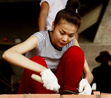 Thanh Hằng: Khi siêu mẫu làm… thợ xây - 6 Thanh Hằng: Khi siêu mẫu làm… thợ xây