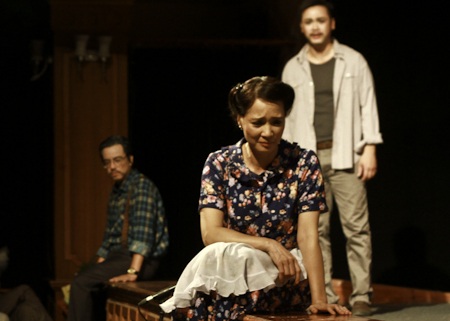 Không gian kịch mới lạ trong “Tất cả đều là con tôi” - 6 Bài và ảnh: Nha Trang