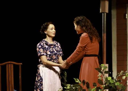 Không gian kịch mới lạ trong “Tất cả đều là con tôi” - 7 Bài và ảnh: Nha Trang