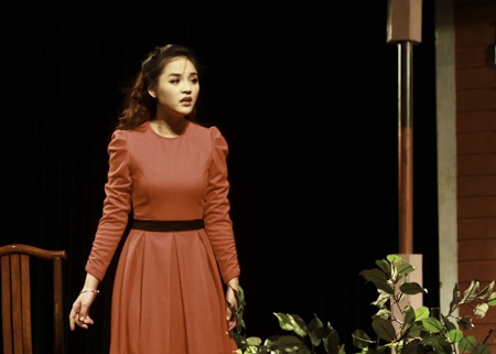 Không gian kịch mới lạ trong “Tất cả đều là con tôi” - 8 Bài và ảnh: Nha Trang