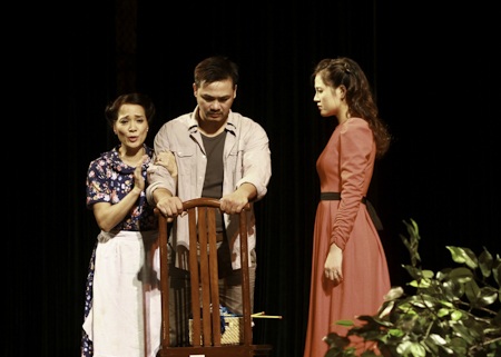Không gian kịch mới lạ trong “Tất cả đều là con tôi” - 9 Bài và ảnh: Nha Trang