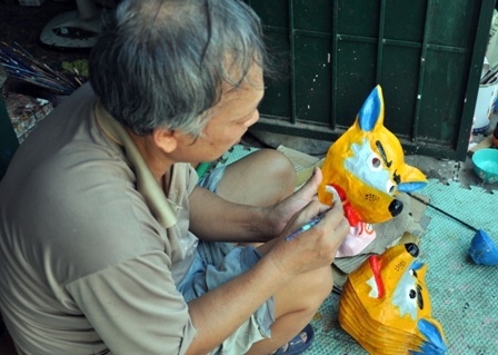 Ông Hòa tỉ mẩn với từng chiếc mặt nạ