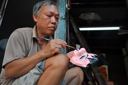 Ông Hòa tỉ mẩn với từng chiếc mặt nạ