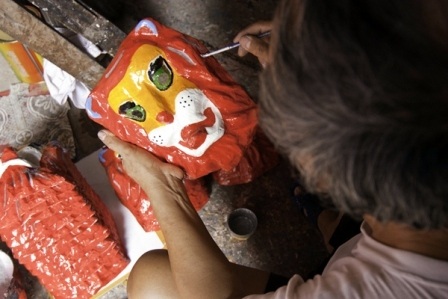 Ông Hòa tỉ mẩn với từng chiếc mặt nạ