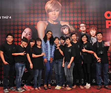 Nghệ sỹ H- Artistry thân thiện gặp gỡ người hâm mộ