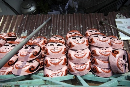 Bất kể góc nào còn trống trong nhà đều được ông tận dụng để phơi mặt nạ