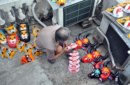 Bất kể góc nào còn trống trong nhà đều được ông tận dụng để phơi mặt nạ