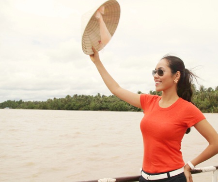 Á hậu Hoàng My khám phá miệt vườn - 3 H.H