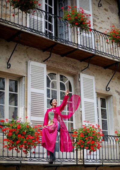 Ngắm áo dài Việt “tỏa sáng” trên đất Pháp - 2 H.H