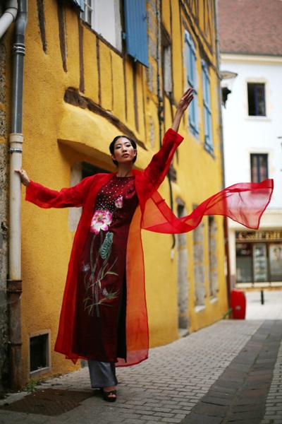 Ngắm áo dài Việt “tỏa sáng” trên đất Pháp - 9 H.H