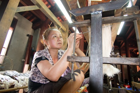 Các sản phẩm lụa được bày bán có mẫu mã đa dạng, đặc trưng cho lụa Van Phúc.