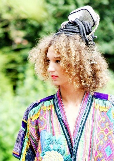 Một người mẫu Pháp trong trang phục thổ cẩm