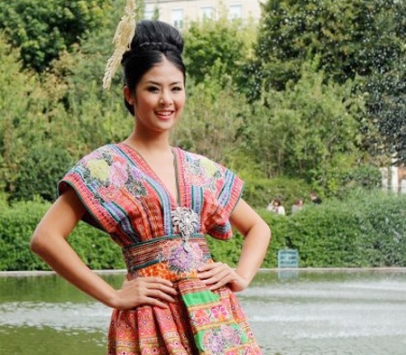 Một người mẫu Pháp trong trang phục thổ cẩm