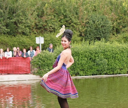 Một người mẫu Pháp trong trang phục thổ cẩm