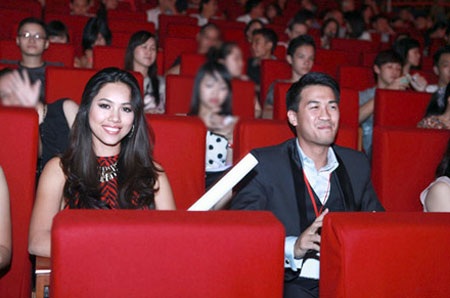 Á hậu Hoàng My “Chuyện tình cảm của tôi đang bị thổi phồng” - 1 Á hậu Hoàng My và Philip Nguyễn- Tâm điểm của các trang mạng những ngày qua