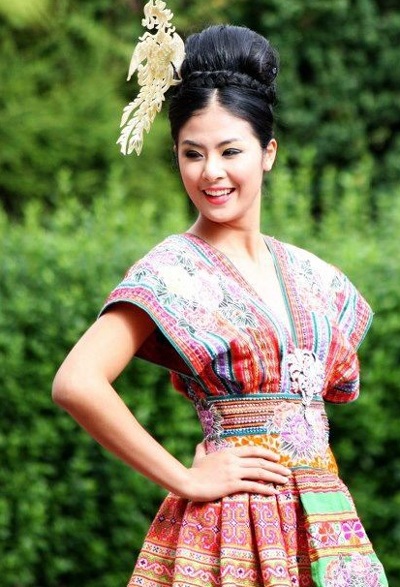 Một người mẫu Pháp trong trang phục thổ cẩm