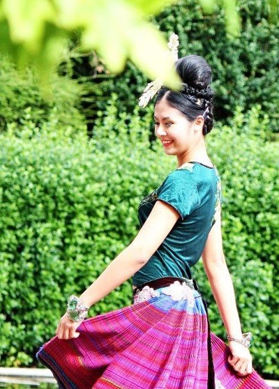 Một người mẫu Pháp trong trang phục thổ cẩm