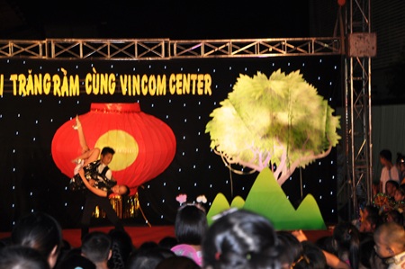 Ấn tượng đêm rằm tại chuỗi Vincom Center - 11 Các em thi nhảy bao bố trong sự cổ vũ nồng nhiệt của mọi người tại Vincom Center Bà Triệu