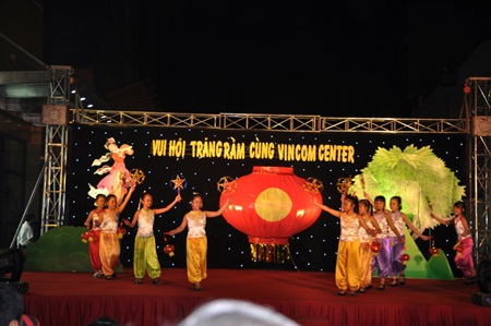 Ấn tượng đêm rằm tại chuỗi Vincom Center - 12 Các em thi nhảy bao bố trong sự cổ vũ nồng nhiệt của mọi người tại Vincom Center Bà Triệu