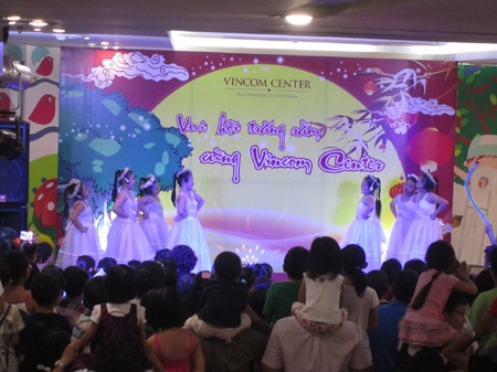 Ấn tượng đêm rằm tại chuỗi Vincom Center - 10 Các em thi nhảy bao bố trong sự cổ vũ nồng nhiệt của mọi người tại Vincom Center Bà Triệu