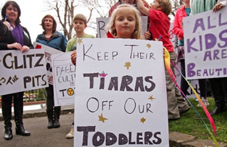 Nhiều phụ huynh và trẻ em ở Úc phản đối gay gắt cuộc thi Toddlers & Tiaras trên truyền hình.