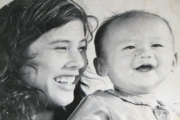 Em bé trong “Cánh đồng hoang” giờ thành “tỷ phú” - 1 Diễn viên Thúy An và bé Thuận lúc đóng phim (chụp lại ảnh tư liệu).