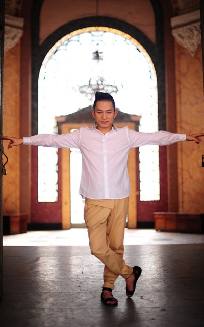 Ca sĩ Tùng Dương: Làm sao sống được bằng nước lã + khí trời?  - 2 Ca sĩ Tùng Dương: Làm sao sống được bằng nước lã + khí trời?