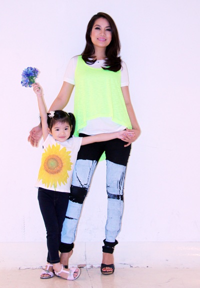 Con gái Trương Ngọc Ánh “tạo dáng” giỏi hơn mẹ - 2 Bảo Tiên tạo dáng dạn dĩ, sinh động hơn cả mẹ!