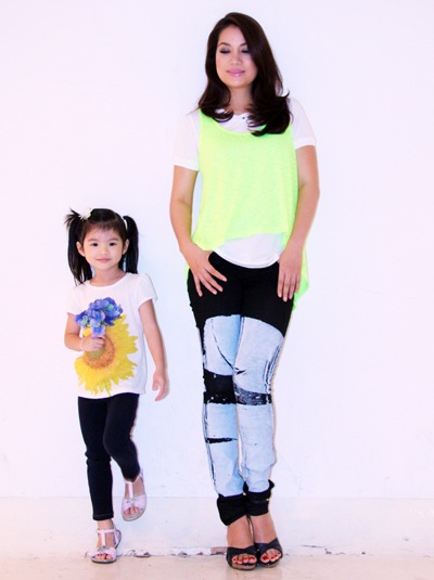 Con gái Trương Ngọc Ánh “tạo dáng” giỏi hơn mẹ - 3 Bảo Tiên tạo dáng dạn dĩ, sinh động hơn cả mẹ!